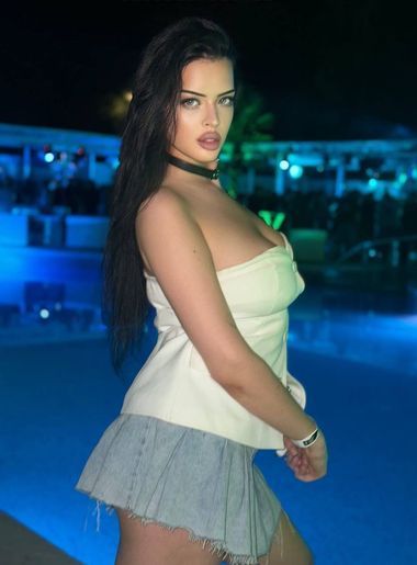 одинокая красотка Nessa