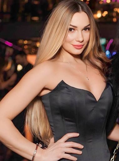 одинокая красотка Helga