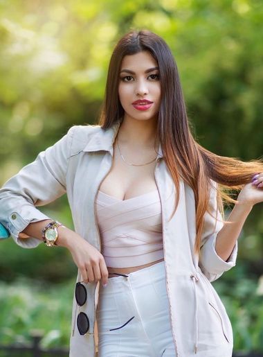 милая девушка Saniya