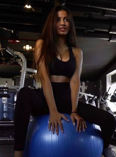 милая девушка Saniya