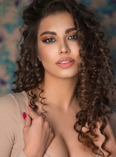 милая девушка Saniya