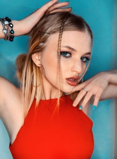 одинокая красотка Elena